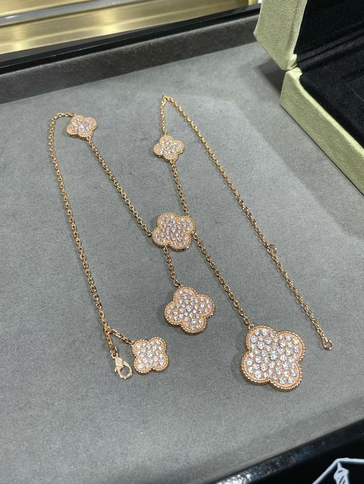 Miro CLOVER 6モチーフ ダイヤモンドパヴェネックレス