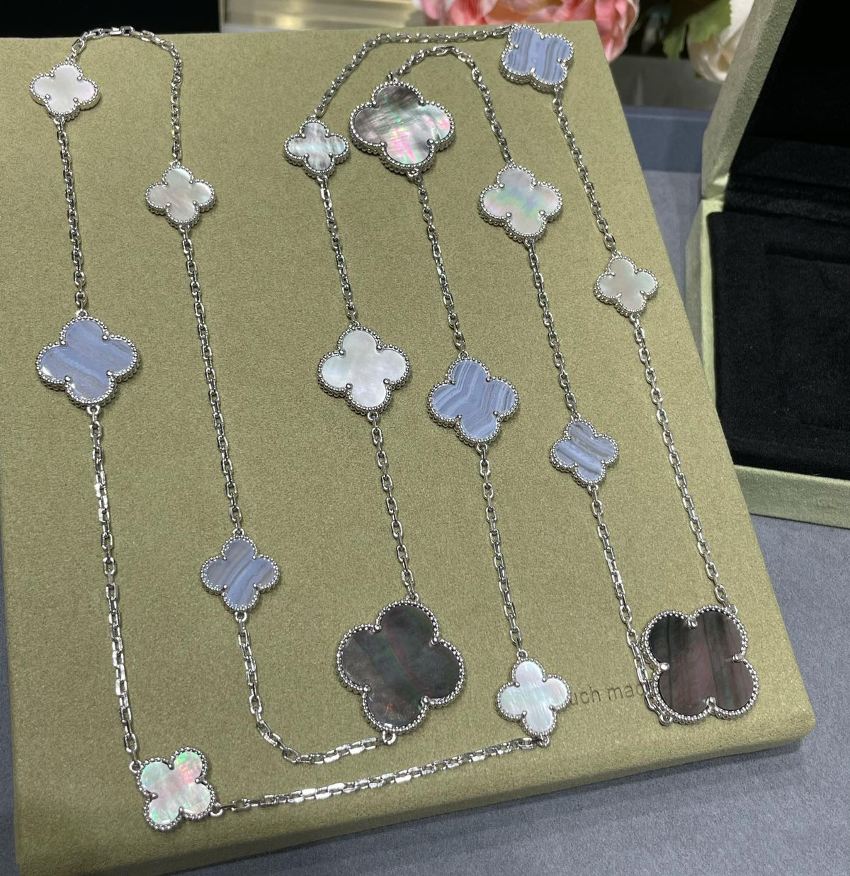 ミロ クローバー 16モチーフ カルセドニー マザーオブパール シルバーネックレス