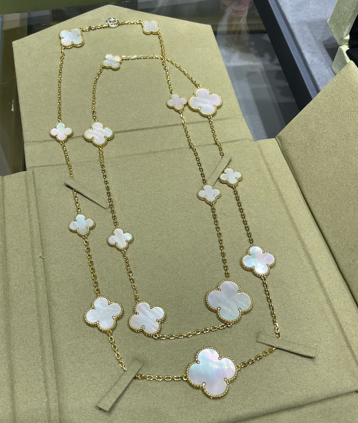 Miro CLOVER 16 MOTIF WHITE MOP GOLD ネックレス
