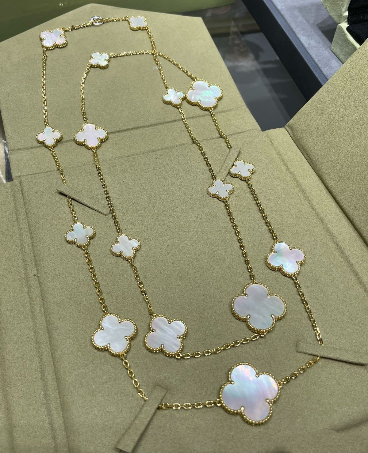 Miro CLOVER 16 MOTIF WHITE MOP GOLD ネックレス