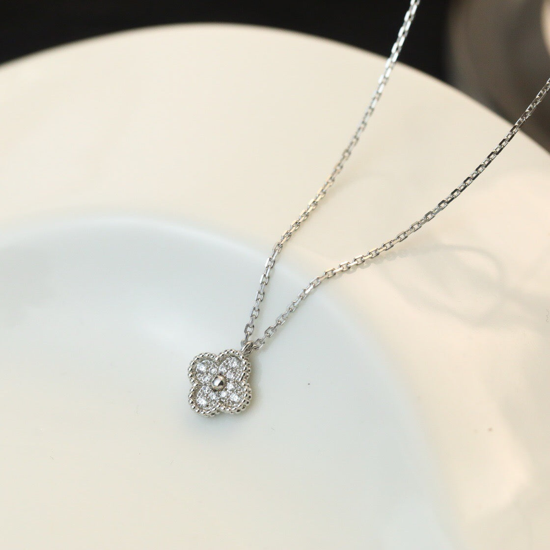 Miro CLOVER MINI 9.5MM PENDANT DIAMOND NECKLACE